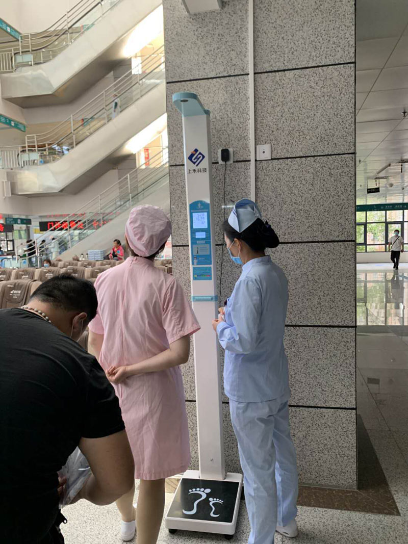 鄭州市人民醫(yī)院測(cè)身高體重的機(jī)器.jpg 鄭州市人民醫(yī)院測(cè)身高體重的機(jī)器.jpg