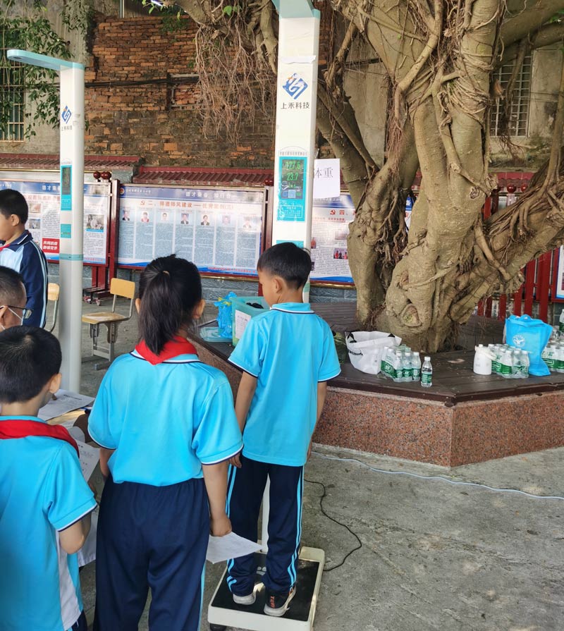 超聲波兒童身高體重體檢秤使用現(xiàn)場(chǎng) 超聲波兒童身高體重體檢秤使用現(xiàn)場(chǎng)