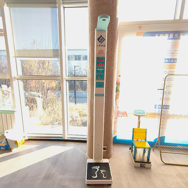 2018年的電子身高體重秤現(xiàn)穩(wěn)定工作中 2018年的電子身高體重秤現(xiàn)穩(wěn)定工作中