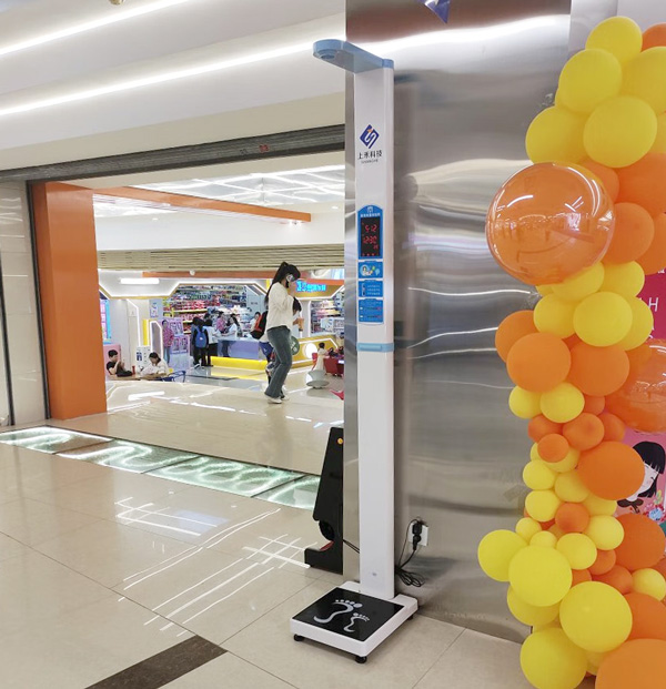 投放在超市門口的身高體重秤 投放在超市門口的身高體重秤